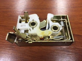 CERRADURA PUERTA DEL DER VW SANTANA 87-90