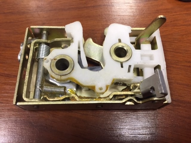 CERRADURA PUERTA TRA IZQ VW SANTANA 87-90