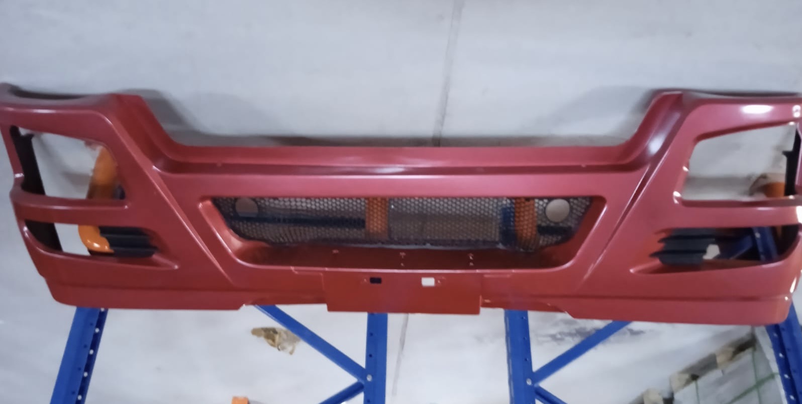PARAGOLPE DEL SINOTRUK HOWO (PLASTICO)