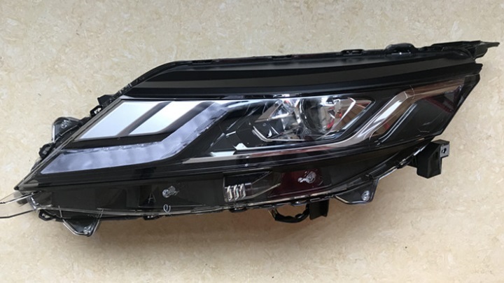SEMIOPTICA IZQ MITSUBISHI L200 20 (LED)